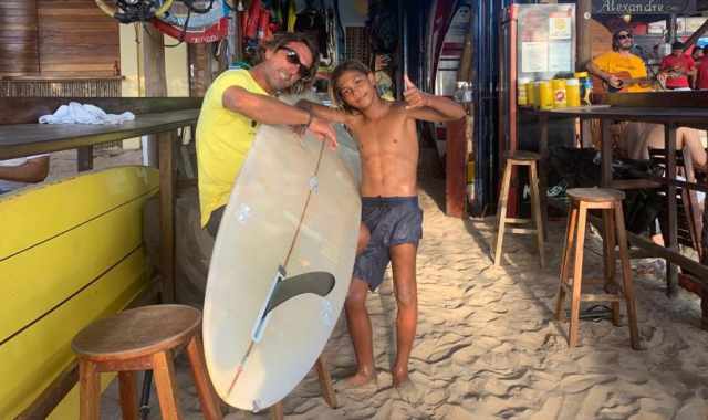 La storia di Massimo: in Brasile per insegnare surf e gestire un ristorante (con cuoco barese)